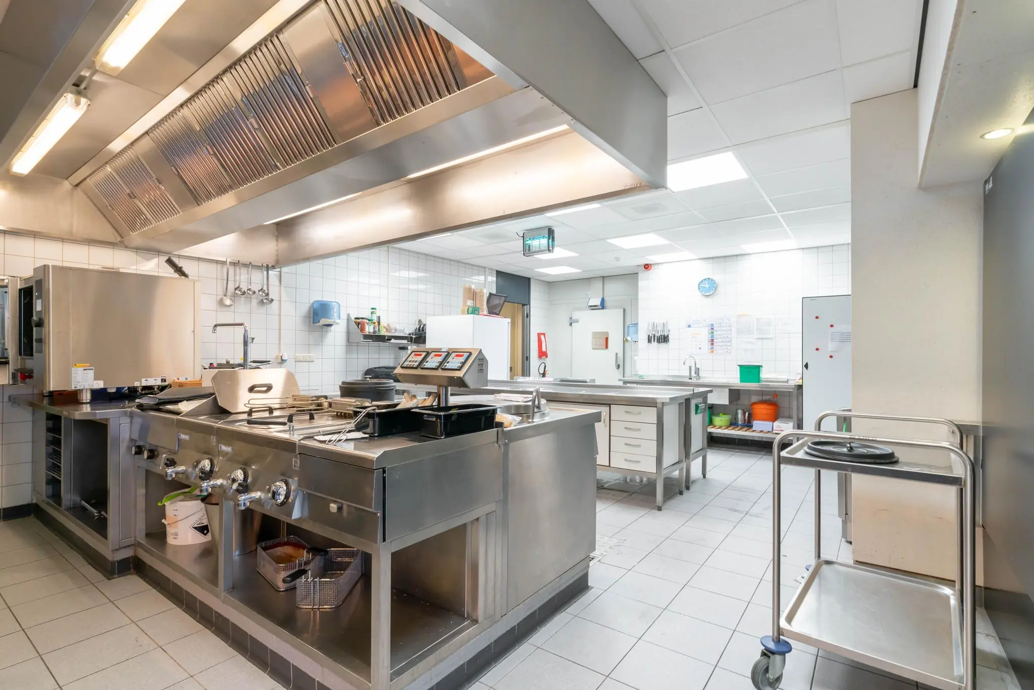 Professionele en goed uitgeruste horecakeuken aan de De Bruyn Kopsstraat met roestvrijstalen apparatuur en werkbanken.